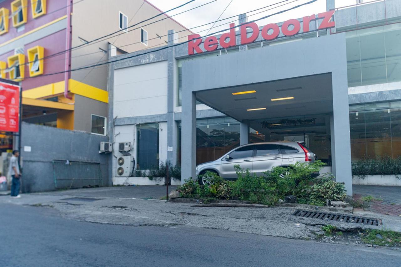 Reddoorz Near Bahu Mall Manado Malalayang Екстер'єр фото